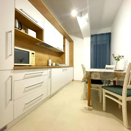 Bella Vista Red Apartment *